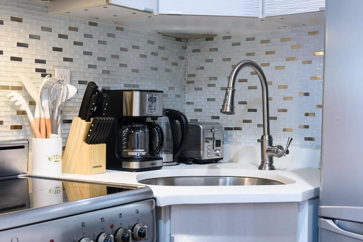24-17 Renovated Studio Prime Location Wd New York 0*,  United States